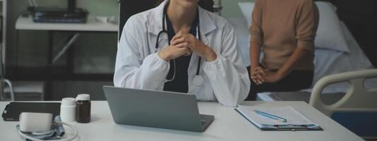 fêmea médico explicando para paciente resultados do modelo a processo do pacientes. diagnóstico do doenças para modelo interno órgão. foto