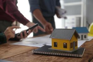 diverso equipe do especialistas usar computador portátil em construção local. real Estado construção projeto com engenheiro investidor e homem de negocios verificação área, trabalhando em Civil Engenharia, discutindo estratégia plano foto