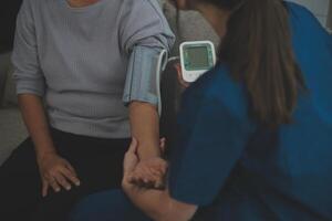 médico fazendo profissional pressão examinar dela jovem paciente foto