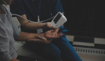 médico fazendo profissional pressão examinar dela jovem paciente foto