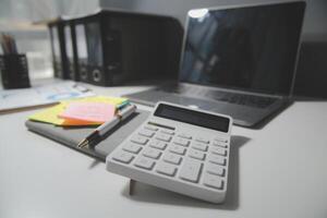 estúdio área de trabalho com computador portátil computador e escritório suprimentos. trabalhos a partir de lar. com cópia de espaço foto