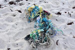 cordas e redes dentro uma emaranhado bagunça em uma de praia foto