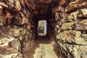 túnel entre as paredes das ruínas de tulum foto