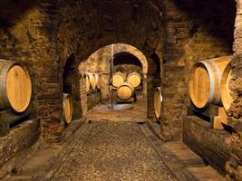 barris de vinho de madeira em adega foto