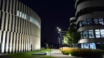 padronizar do escritório edifícios janelas iluminado às noite. vidro arquitetura , corporativo construção às noite - o negócio conceito. foto