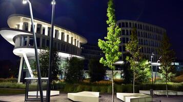 padronizar do escritório edifícios janelas iluminado às noite. vidro arquitetura , corporativo construção às noite - o negócio conceito. foto