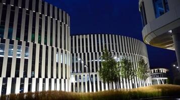 padronizar do escritório edifícios janelas iluminado às noite. vidro arquitetura , corporativo construção às noite - o negócio conceito. foto