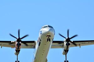 Varsóvia Polônia. pode 28, 2018. uma passageiro avião leva fora a partir de a pista do chopin aeroporto dentro Varsóvia. foto