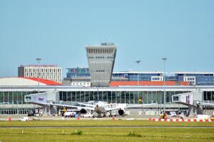 Varsóvia Polônia. Junho 8, 2018. chopin aeroporto dentro Varsóvia. avião às a aeroporto depois de pousar. foto