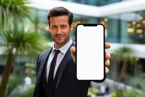 homem de negocios mostrando em branco branco tela Smartphone foto