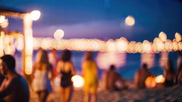 desfocado pessoas é tendo uma de praia festa às noite dentro a verão evento festival período de férias em uma borrado fundo foto