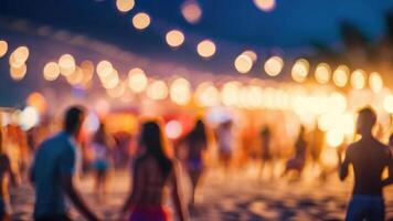 desfocado pessoas é tendo uma de praia festa às noite dentro a verão evento festival período de férias em uma borrado fundo foto