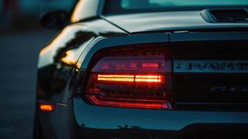 uma fechar acima do a rabo luz do uma Esportes carro foto