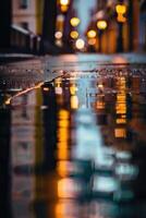 uma rua às noite com luzes e reflexões foto