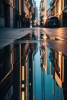 uma rua às noite com luzes e reflexões foto