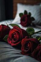 vermelho rosas em uma cama foto