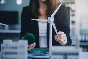 eco o negócio companhia encontro com grupo do o negócio pessoas usando computador portátil para plano estratégia e discutir marketing do ecológico e limpar \ limpo energia produtos. verde o negócio companhia conceito. pioneirismo foto