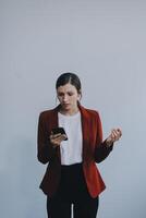 chateado jovem ásia mulher segurando Smartphone em pé em isolado branco fundo. ela estava muito estressado e depressivo. foto