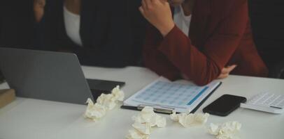 estressado irritado escritório empregado Gerente tendo dor de cabeça enxaqueca às o negócio encontro com dele colegas sobre o negócio problema elas ter para resolver. estresse às trabalhos ou enxaqueca conceito. foto