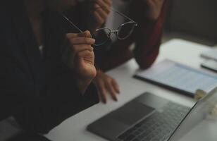 estressado irritado escritório empregado Gerente tendo dor de cabeça enxaqueca às o negócio encontro com dele colegas sobre o negócio problema elas ter para resolver. estresse às trabalhos ou enxaqueca conceito. foto