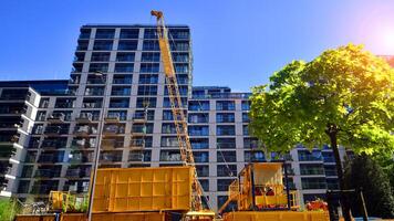 eco arquitetura. verde árvore e Novo residencial prédio. harmonia do natureza e modernidade. moderno apartamento construção com Novo apartamentos dentro uma verde residencial área. foto