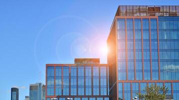 vidro construção com transparente fachada do a construção e azul céu. estrutural vidro parede refletindo azul céu. foto