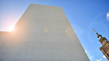 luz solar e sombra em superfície do branco concreto construção parede contra azul céu fundo, geométrico exterior arquitetura dentro mínimo rua fotografia estilo foto