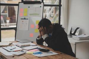 estressado cansado o negócio contador cara. preguiçoso triste trabalhador foto