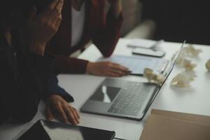 estressado irritado escritório empregado Gerente tendo dor de cabeça enxaqueca às o negócio encontro com dele colegas sobre o negócio problema elas ter para resolver. estresse às trabalhos ou enxaqueca conceito. foto