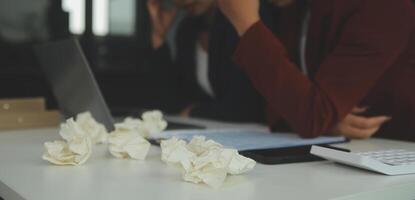 estressado irritado escritório empregado Gerente tendo dor de cabeça enxaqueca às o negócio encontro com dele colegas sobre o negócio problema elas ter para resolver. estresse às trabalhos ou enxaqueca conceito. foto