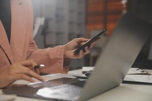 trabalho usando telefone celular digitando computador laptop de bate-papo móvel entre em contato conosco em locais de trabalho, planejando ideias investidores pesquisando na internet, ideias conectando pessoas. foto