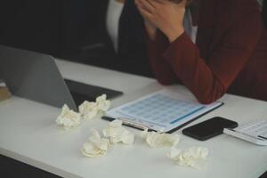 estressado irritado escritório empregado Gerente tendo dor de cabeça enxaqueca às o negócio encontro com dele colegas sobre o negócio problema elas ter para resolver. estresse às trabalhos ou enxaqueca conceito. foto