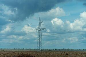 Alto Voltagem torres com céu fundo. poder linha Apoio, suporte com fios para eletricidade transmissão. Alto Voltagem rede torre com fio cabo às distribuição estação. energia indústria, energia salvando foto