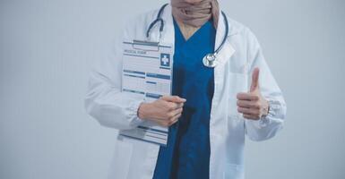 médico segurando prancheta e estetoscópio em fundo do hospital enfermaria foto