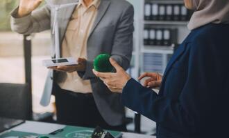 verde energia o negócio companhia encontro com o negócio pessoas planejamento e discutir marketing do sustentável e renovável limpar \ limpo energia produtos com solar célula e vento turbina gerador. pioneirismo foto