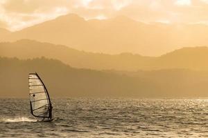 windsurf na paisagem das montanhas foto