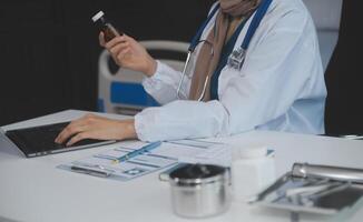 cortada Visão do médico dentro branco casaco segurando garrafa medicamento, prescrevendo pílulas para doente paciente através da conectados consulta. família terapeuta recomendar qualidade medicação. assistência médica, tratamento conceito foto