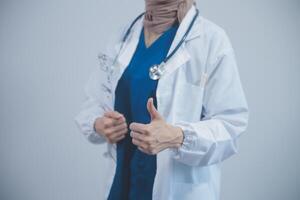 médico segurando prancheta e estetoscópio em fundo do hospital enfermaria foto