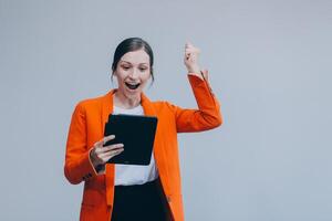 sorridente caucasiano jovem mulher menina trabalhador autonomo aluna usando digital tábua, tendo ideia, apontando para cima em espaço de cópia, surfar em social meios de comunicação, Móvel formulários, e-learning isolado dentro branco foto