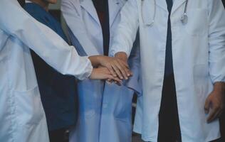 grupo do médicos e enfermeiras coordenada mãos para confiar. conceito trabalho em equipe saudável e médico dentro hospital foto