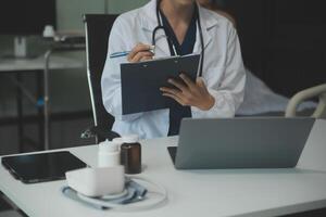 fêmea médico explicando para paciente resultados do modelo a processo do pacientes. diagnóstico do doenças para modelo interno órgão. foto