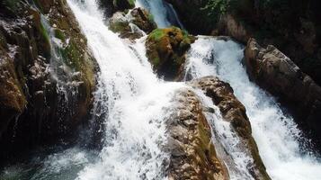 majestoso cascata em cascata baixa coberto de musgo pedras para dentro refrescante piscina abaixo foto