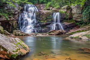 majestoso cascata em cascata baixa coberto de musgo pedras para dentro refrescante piscina abaixo foto