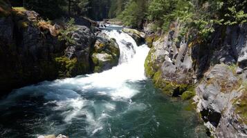 majestoso cascata em cascata baixa coberto de musgo pedras para dentro refrescante piscina abaixo foto