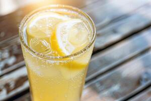 refrescante vidro do limonada, condensação brilhante dentro a verão calor foto