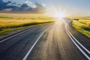 estrada viagem através país estradas, cercado de Campos do Beijado pelo sol, ensolarado cultivo dentro a altura do verão foto