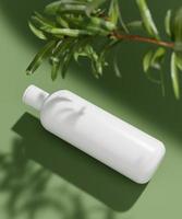 estágio mínimo cosmético natural para apresentação do produto. pódio de frasco cosmético e folha verde em fundo monocromático. Renderização 3D. foto