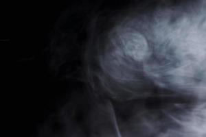 abstrato cinza fumaça realista nevoeiro sobreposição de textura de refração natural no preto. foto
