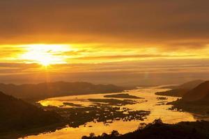 Horas douradas do nascer do sol do rio mekong belas paisagens entre laos-thai, o melhor rio marco da ásia. foto