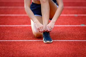 mulheres amarrando uma corda estão se preparando para correr no tracker. o conceito de mulheres corredor para saudável. foto